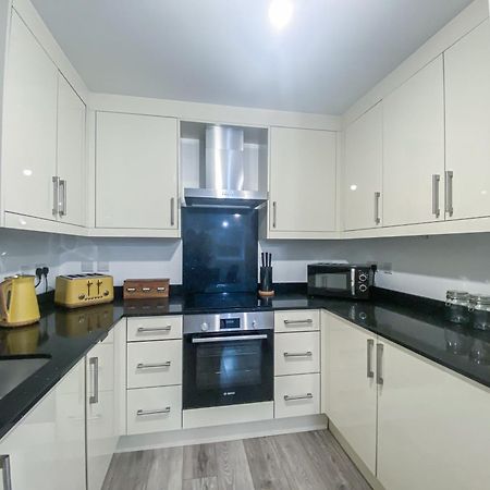 2 Bedroom City Centre Apartment In High Wycombe With Parking エクステリア 写真