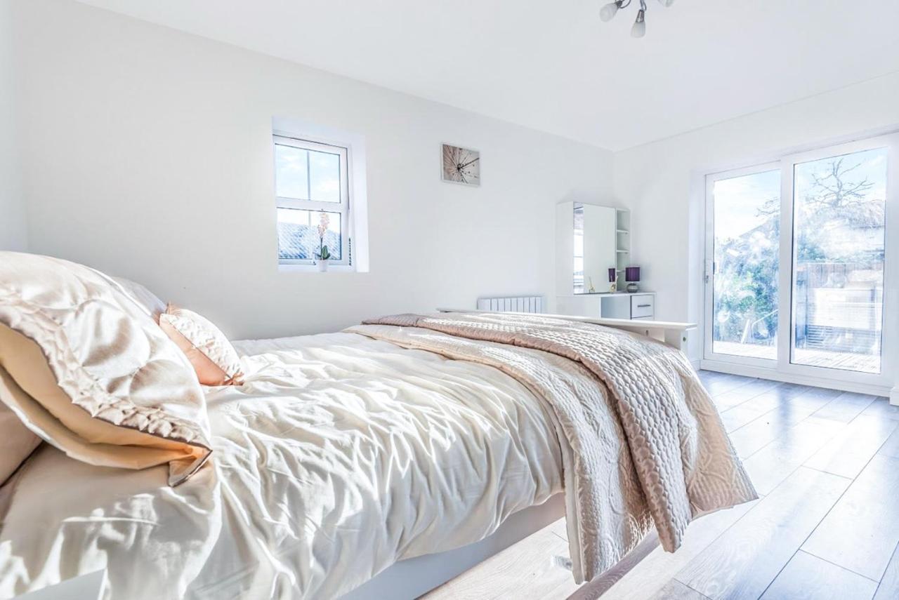 2 Bedroom City Centre Apartment In High Wycombe With Parking エクステリア 写真