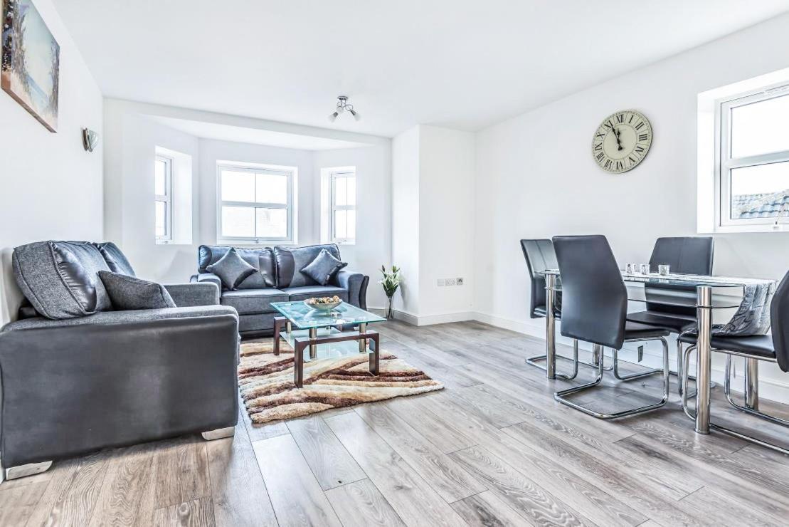 2 Bedroom City Centre Apartment In High Wycombe With Parking エクステリア 写真