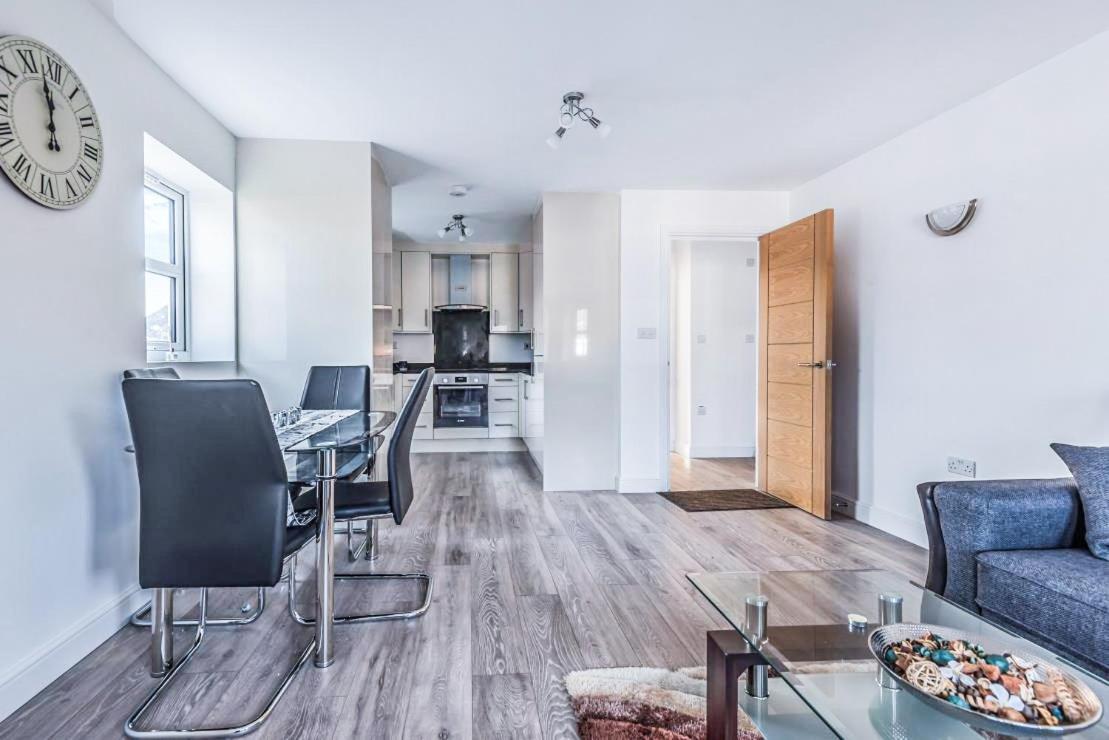 2 Bedroom City Centre Apartment In High Wycombe With Parking エクステリア 写真