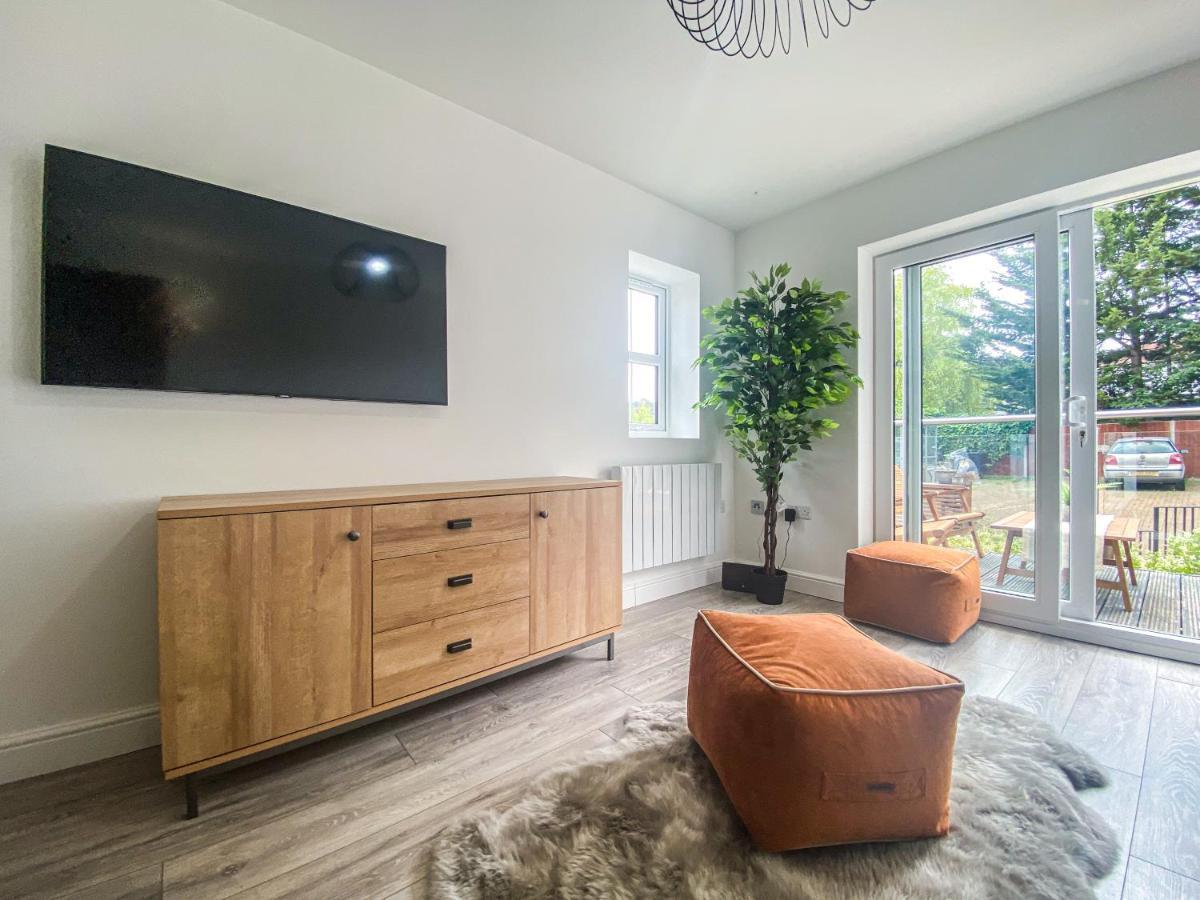 2 Bedroom City Centre Apartment In High Wycombe With Parking エクステリア 写真