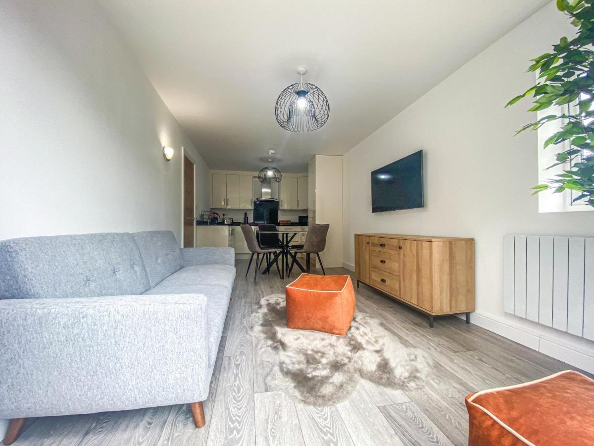 2 Bedroom City Centre Apartment In High Wycombe With Parking エクステリア 写真