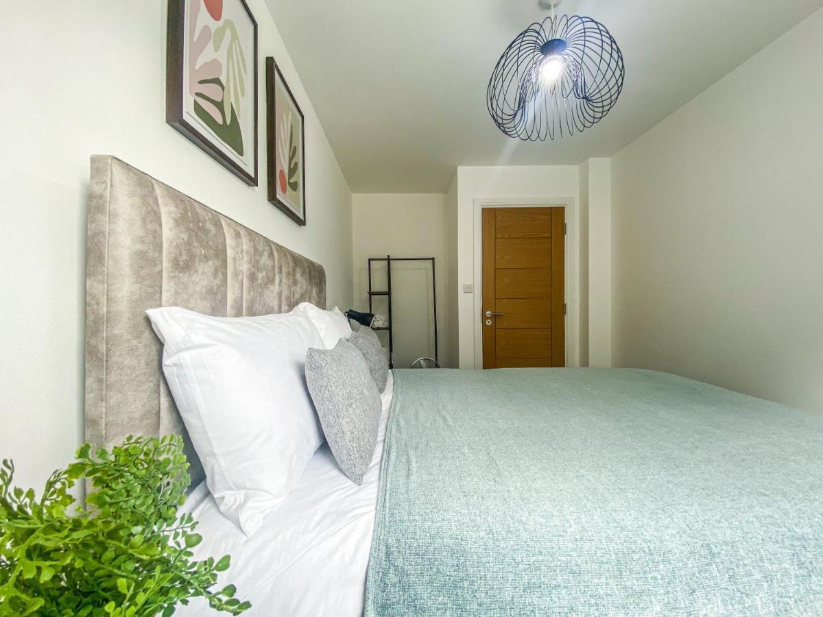 2 Bedroom City Centre Apartment In High Wycombe With Parking エクステリア 写真