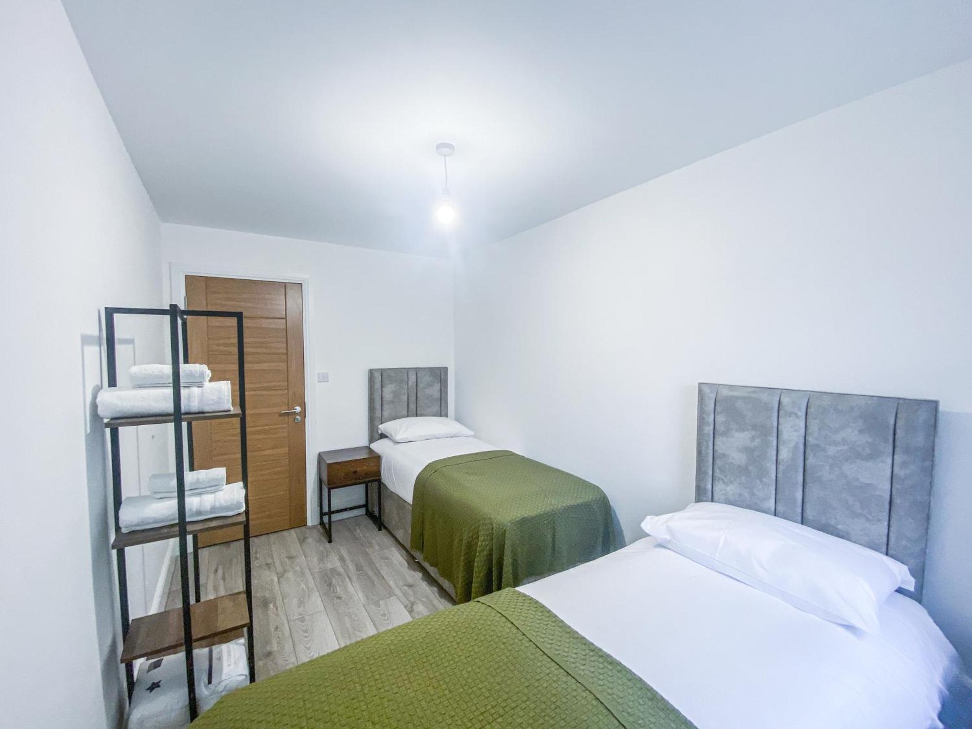 2 Bedroom City Centre Apartment In High Wycombe With Parking エクステリア 写真
