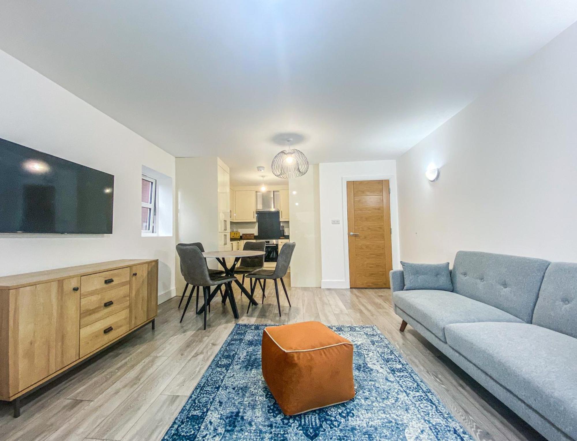 2 Bedroom City Centre Apartment In High Wycombe With Parking エクステリア 写真