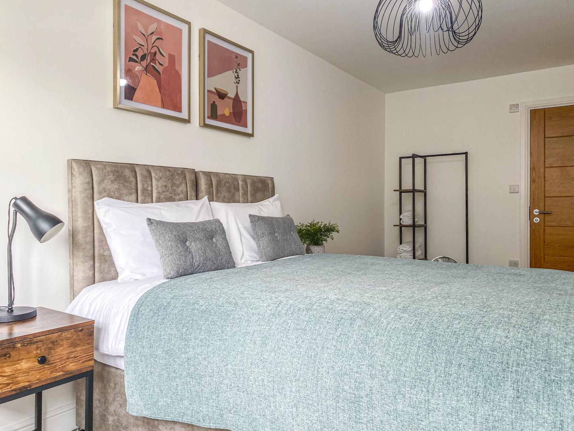 2 Bedroom City Centre Apartment In High Wycombe With Parking エクステリア 写真
